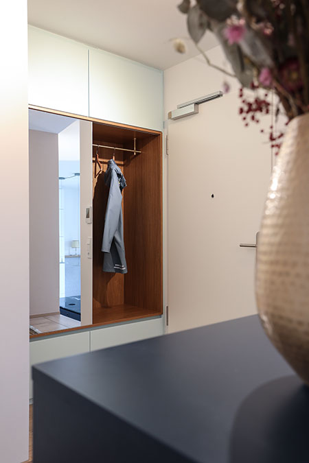 Jüschke Innenarchitektur und Architektur: Wohnung V | Frankfurt - Möbeleinbau im Eingangsbereich